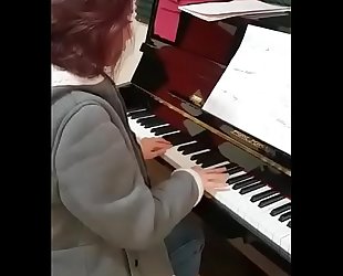 YO TOCANDO EL PIANO - ME PLAYING THE PIANO