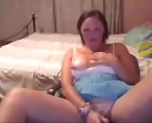 mom masturbating on webcam playing with her wet crack getting wet - cambitches.org